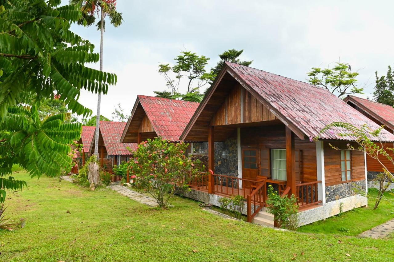 Krathom Khaolak Resort Khao Lak Bagian luar foto